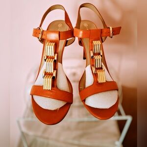 🧡NEW!Elegant Trina Turk "Loyola" sandals with Gold chain accents.
